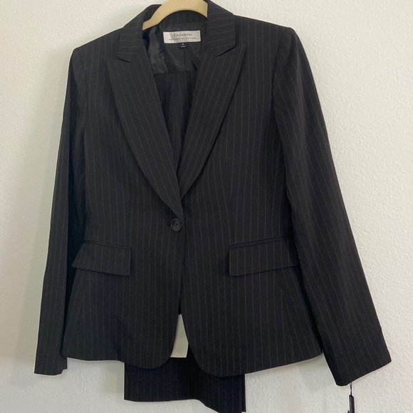 Tahari Pants - NWT Tahari * Levine Black & Gold Kruz style Danielle fit Pant Suit